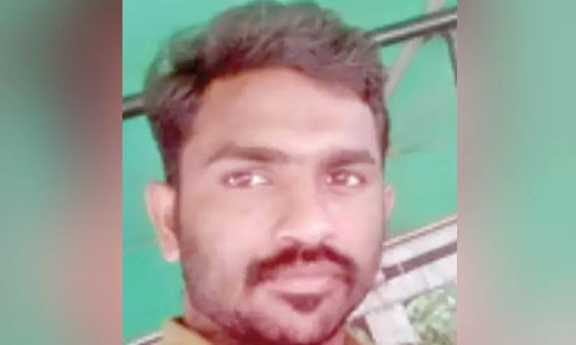 കടയിലേക്ക് പോയ 15കാരനെ അച്ഛന്റെ സുഹൃത്തെന്ന് പറഞ്ഞ് ആളൊഴിഞ്ഞ സ്ഥലത്തെത്തിച്ചു, ക്രൂര പീഡനത്തിനിരയാക്കി; യുവാവ് അറസ്റ്റിൽ കടയിലേക്ക് പോയ 15കാരനെ അച്ഛന്റെ സുഹൃത്തെന്ന് പറഞ്ഞ് ആളൊഴിഞ്ഞ സ്ഥലത്തെത്തിച്ചു, ക്രൂര പീഡനത്തിനിരയാക്കി; യുവാവ് അറസ്റ്റിൽ