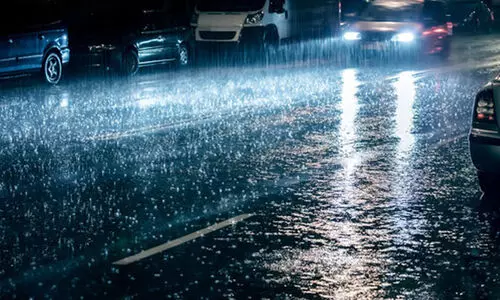 മഴ കനത്തു: സംസ്ഥാനത്ത് എട്ട് ജില്ലകളിൽ വെള്ളിയാഴ്ച അവധി