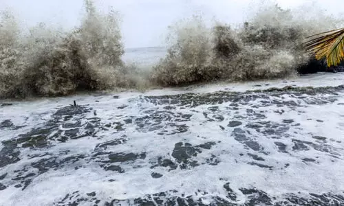 നാലാം ദിനവും കടൽക്ഷോഭം തുടരുന്നു; വിറങ്ങലിച്ച് തീരവാസികൾ