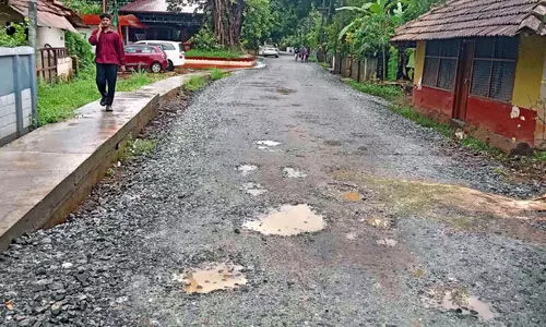 മ​ഴ ക​ന​ത്തത്തോടെ റോ​ഡു​ക​ളു​ടെ ടാ​റി​ങ് നി​ല​ച്ചു; യാത്രാ ദുരിതത്തിൽ ജനങ്ങൾ