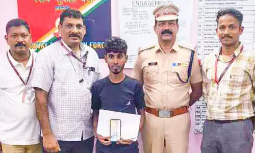 ട്രെയിൻ യാത്രികരുടെ മൊബൈൽ ഫോൺ കവരുന്നയാൾ പിടിയിൽ