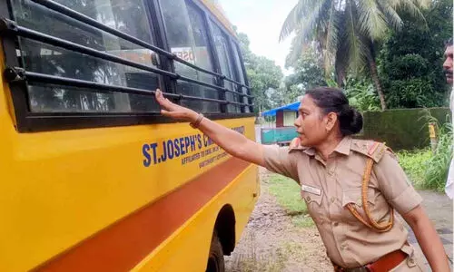 സ്കൂൾ വാഹന പരിശോധന: 45 എണ്ണം ‘പാസ്’, ഏഴെണ്ണത്തിന് ‘സേ’ സ്കൂൾ വാഹന പരിശോധന: 45 എണ്ണം ‘പാസ്’, ഏഴെണ്ണത്തിന് ‘സേ’