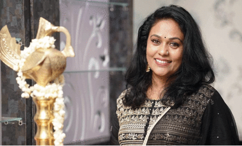 സർജറി കഴിഞ്ഞ് അമ്മ സ്റ്റേജിൽ കയറി അഭിനയിക്കുമ്പോൾ കുപ്പായം നിറയെ ചോരകൊണ്ട് മൂടിയിരുന്നു -നടി സീമ ജി. നായർ