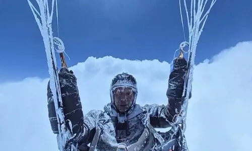 അബദ്ധത്തിൽ പറന്നു ചെന്നത് മേഘങ്ങൾക്കിടയിലേക്ക്; തലനാരിഴക്ക് രക്ഷപ്പെട്ട് ചൈനീസ് പാരാഗ്ലൈഡർ; വൈറലായി വീഡിയോ