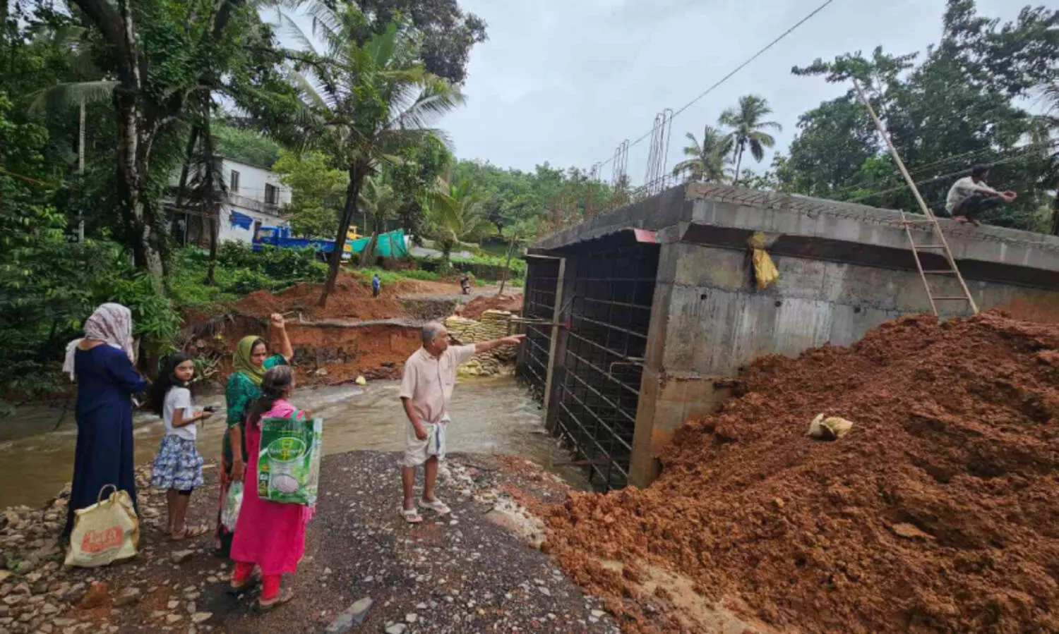 താ​ൽക്കാ​ലി​ക റോ​ഡു​ക​ൾ ഒ​ലി​ച്ചു​പ്പോ​യി; ശ്രീ​ക​ണ്ഠ​പു​രം-​ന​ടു​വി​ൽ റോ​ഡി​ൽ ഗ​താ​ഗ​തം എ​ന്നു സാ​ധ്യ​മാ​കും