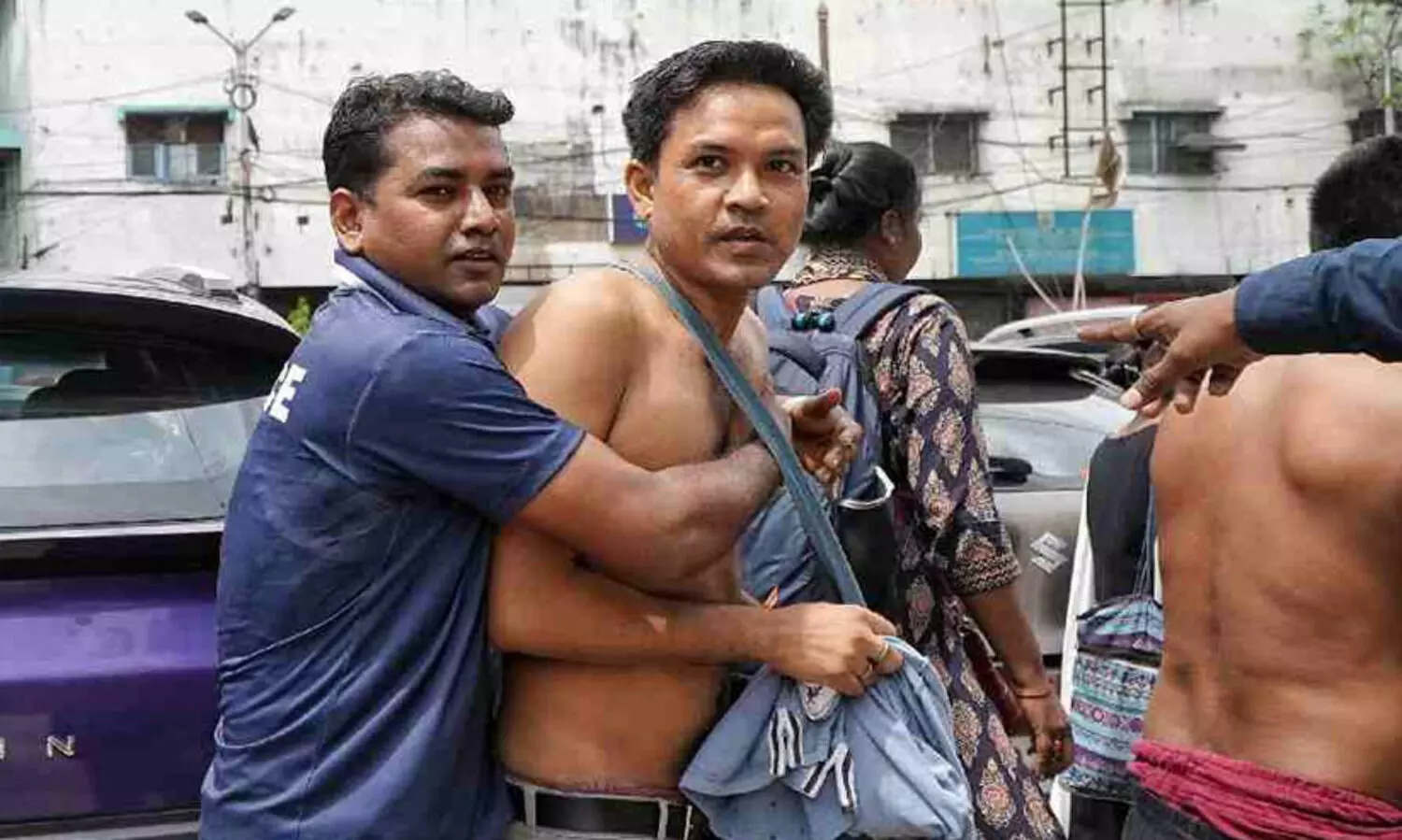 ‘എന്നെ വിടൂ സർ’; കൊൽക്കത്തയിൽ പിരിച്ചുവിട്ട അധ്യാപകർക്കുനേരെ പൊലീസിന്റെ അഴിഞ്ഞാട്ടം