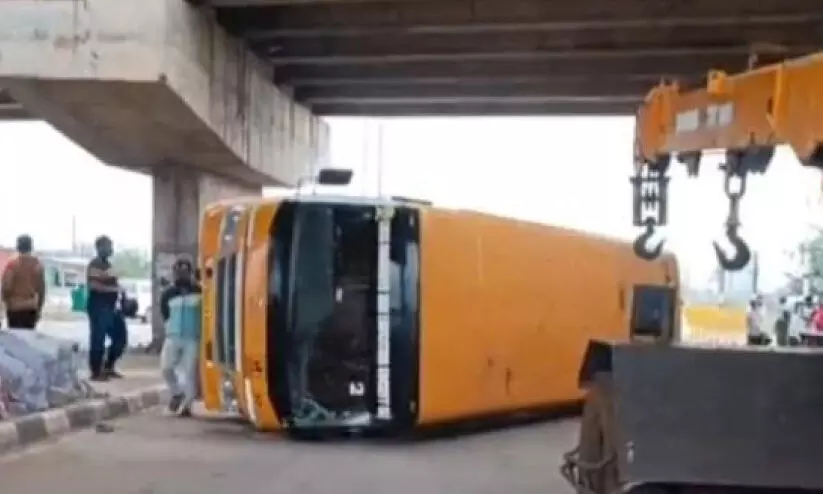 സ്കൂ​ള്‍ ബ​സ​പ​ക​ടം; ഒ​ഴി​വാ​യ​ത് വ​ന്‍ ദു​ര​ന്തം