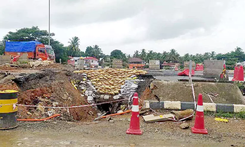 ദേ​ശീ​യ​പാ​ത​യി​ൽ പ​ണി ന​ട​ക്കു​ന്നി​ട​ത്ത് മ​ണ്ണി​ടി​യു​ന്നു