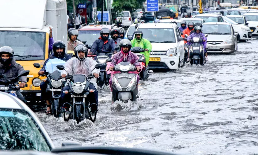 തോരാമഴയും കാറ്റും