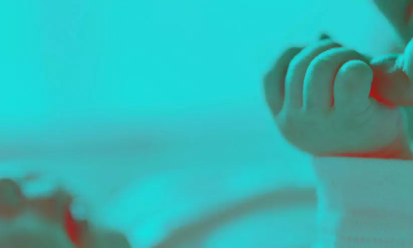 വൈദ്യുതിയില്ല; യു.പിയിലെ പ്രാഥമികാരോഗ്യ കേന്ദ്രത്തിൽ മൊബൈൽ ടോർച്ചിന്റെ വെളിച്ചെത്തിൽ പ്രസവം