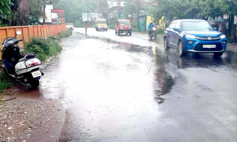 അ​പ​ക​ട​ക്കെ​ണി​യൊ​രു​ക്കി മ​തി​ല​ക​ത്തെ വെ​ള്ള​ക്കെ​ട്ട്