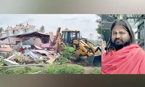 പീ​ഡ​ന​ക്കേ​സി​ൽ പ്ര​തി​യാ​യ സ്വാ​മി​യു​ടെ മ​ഠം ഇ​ടി​ച്ചു​നി​ര​ത്തി