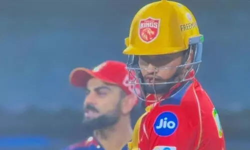 വാട്ടർ ബോയ്! ആദ്യ ഐ.പി.എൽ മത്സരം കളിക്കാനിറങ്ങിയ യുവതാരത്തെ അധിക്ഷേപിച്ച് കോഹ്ലി? സമൂഹമാധ്യമങ്ങളിൽ രൂക്ഷവിമർശനം -വിഡിയോ