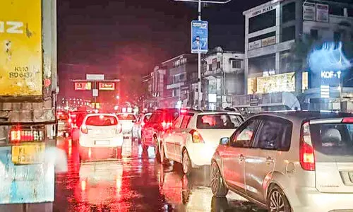 തീ​രാ​തെ അ​ങ്ങാ​ടി​പ്പു​റ​ത്തെ ഗ​താ​ഗ​ത​കു​രു​ക്ക്