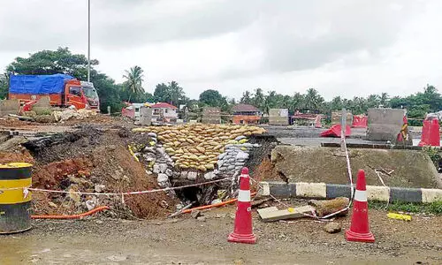 ദേ​ശീ​യ​പാ​ത​യി​ൽ പ​ണി ന​ട​ക്കു​ന്നി​ട​ത്ത് മ​ണ്ണി​ടി​യു​ന്നു