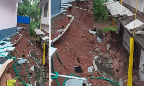 ഇരുനില അപാർട്മെന്റിന്റെ അരിക് ഇടിഞ്ഞു; മതിലടക്കം വീണത് സമീപത്തെ വീട്ടിലേക്ക് ഇരുനില അപാർട്മെന്റിന്റെ അരിക് ഇടിഞ്ഞു; മതിലടക്കം വീണത് സമീപത്തെ വീട്ടിലേക്ക്