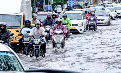 തോരാമഴയും കാറ്റും
