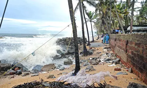 ക​ട​ൽ​ക്ഷോ​ഭം രൂ​ക്ഷം; തീ​ര​ദേ​ശ​വാ​സി​ക​ൾ ദു​രി​ത​ത്തി​ൽ