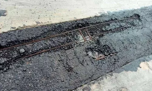 ദേ​ശീ​യ​പാ​ത; മാസത്തിനിടെ മേൽപാലത്തിന്റെ ടാറിളകി കമ്പി പുറത്ത്