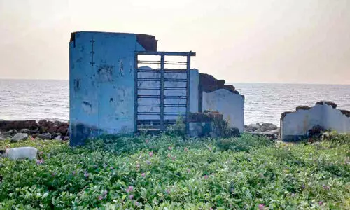 അതിരുകൾ മായ്ച്ച് തിരകൾ; ആശങ്കയോടെ കടപ്പുറം ഗ്രാമം