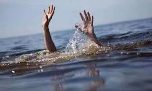 കോട്ടയത്ത് മീൻ പിടിക്കുന്നതിനിടെ വള്ളം മുങ്ങി രണ്ടു പേർ മരിച്ചു