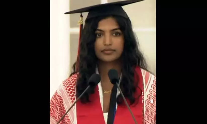 ട്രംപിന്റെ ഭീഷണിക്കിടയിലും ഇസ്രായേലിനെതിരെ ആഞ്ഞടിച്ച് യു.എസിലെ ഇന്ത്യൻ വിദ്യാർഥിനി; കഫിയ പുതച്ച് തീപ്പൊരി പ്രസംഗം നടത്തിയത് മേഘ വെമുരി -VIDEO