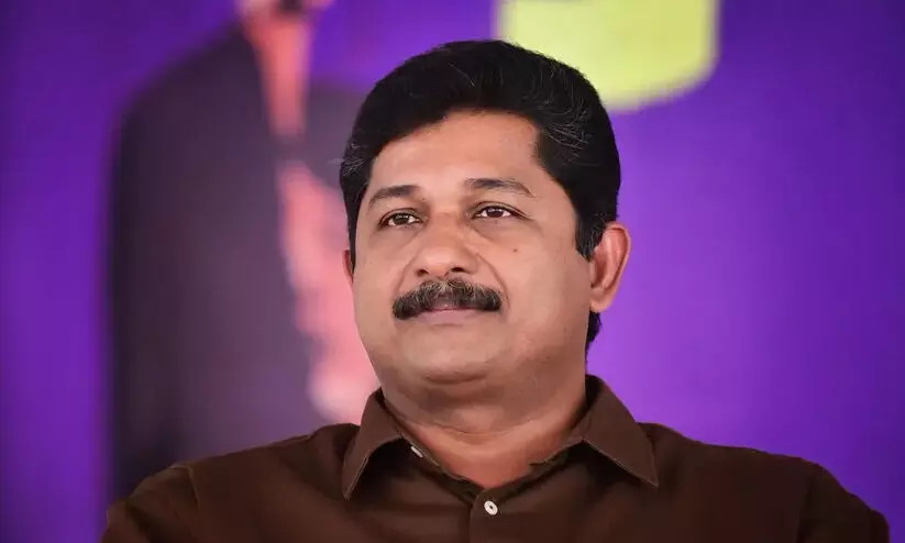 എം. സ്വരാജിന് നിലമ്പൂര് റെയിൽവേ സ്റ്റേഷനിൽ ആവേശ സ്വീകരണം എം. സ്വരാജിന് നിലമ്പൂര് റെയിൽവേ സ്റ്റേഷനിൽ ആവേശ സ്വീകരണം