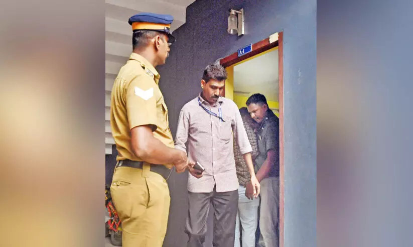 അ​ന​ധി​കൃ​ത സ്വ​ത്ത് ന​ഗ​ര​സ​ഭ സൂ​പ്ര​ണ്ടി​ങ് എ​ൻ​ജി​നീ​യ​റു​ടെ വീ​ടു​ക​ളി​ലും ഓ​ഫി​സി​ലും റെ​യ്ഡ്