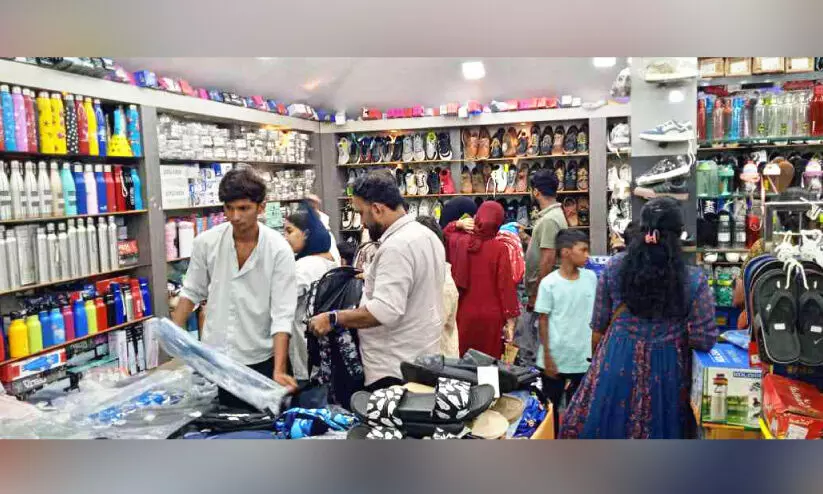 തി​ര​ക്കി​ലാ​ണ് സ്കൂ​ൾ വി​പ​ണി