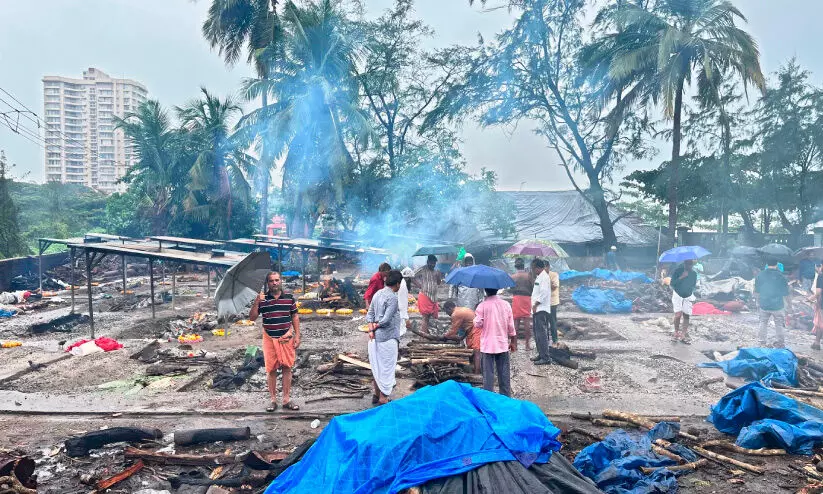 പ​യ്യാ​മ്പ​ല​ത്ത്​ ശ​വ​സം​സ്കാ​രം മ​ഴ​ന​ന​ഞ്ഞു ത​ന്നെ