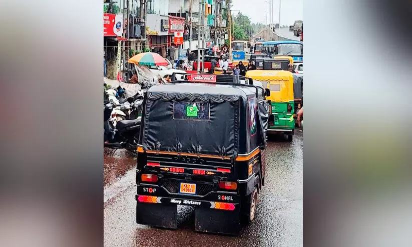 ‘ടൂ വേ’ സർവിസ് റോഡ്; അപകടങ്ങൾക്ക് പിന്നാലെ ഗതാഗതക്കുരുക്കും ‘ടൂ വേ’ സർവിസ് റോഡ്; അപകടങ്ങൾക്ക് പിന്നാലെ ഗതാഗതക്കുരുക്കും