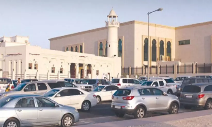 ജീവന്റെ വിലയാണ്; റോഡ് േബ്ലാക്ക് ചെയ്ത് പാർക്കിങ് വേണ്ട ജീവന്റെ വിലയാണ്; റോഡ് േബ്ലാക്ക് ചെയ്ത് പാർക്കിങ് വേണ്ട