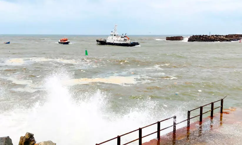 തിരയടിയിൽ നിയന്ത്രണംതെറ്റി മറൈൻ ആംബുലൻസ് തിരയടിയിൽ നിയന്ത്രണംതെറ്റി മറൈൻ ആംബുലൻസ്