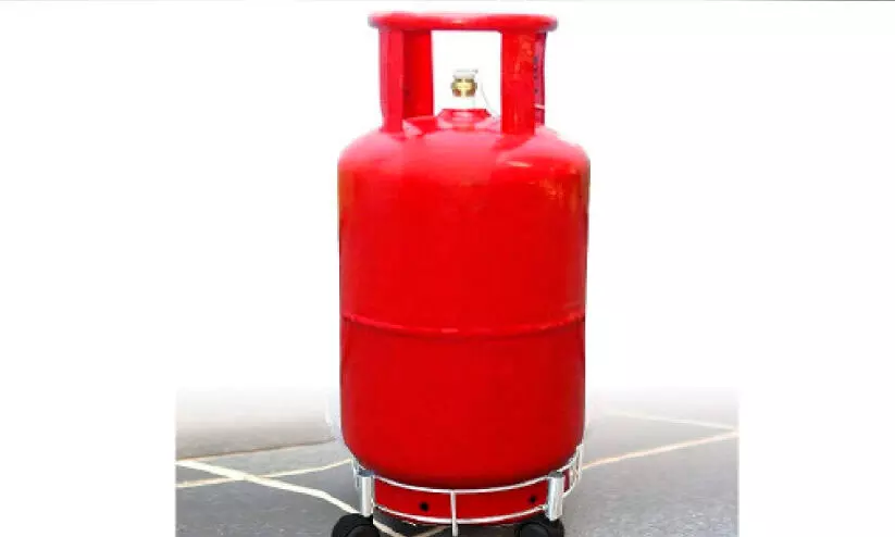 ഗ്യാസ് സിലിണ്ടർ ചോർന്ന് രണ്ടുപേർക്ക് പൊള്ളലേറ്റു