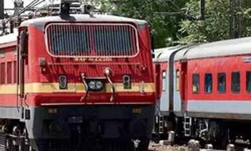 മഴ: ഇന്നും ട്രെയിനുകൾ വൈകി ഓടുന്നു; യാത്രക്കാർ ദുരിതത്തിൽ