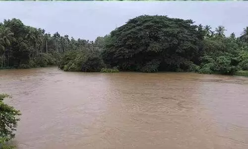 ‘പോകല്ലേ, പോകല്ലേ എന്ന് പറഞ്ഞതാ.. മഴയത്ത് അവർ കേട്ടില്ല’ -കണ്ണൂരിൽ ഗൂഗ്ൾ മാപ്പ് നോക്കി പോയ കാർ പുഴയിൽ ഒഴുകിപ്പോയി, കണ്ടെത്താനായില്ല; വെള്ളത്തിൽ ചാടിയ യാത്രക്കാരെ നാട്ടുകാർ രക്ഷിച്ചു