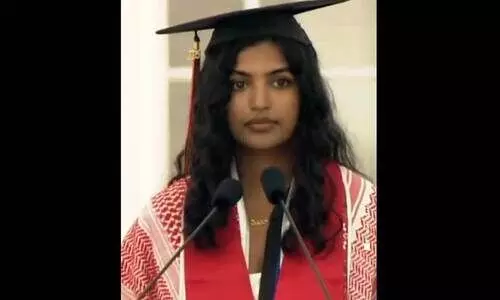 ട്രംപിന്റെ ഭീഷണിക്കിടയിലും ഇസ്രായേലിനെതിരെ ആഞ്ഞടിച്ച് യു.എസിലെ ഇന്ത്യൻ വിദ്യാർഥിനി; കഫിയ പുതച്ച് തീപ്പൊരി പ്രസംഗം നടത്തിയത് മേഘ വെമുരി -VIDEO