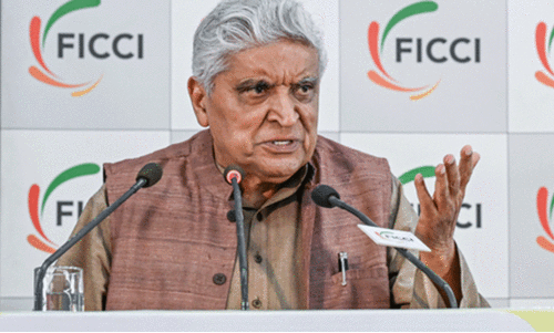 മുംബൈയിൽ വാടകക്ക് പോലും വീട് ലഭിക്കില്ലെന്ന് പാക് നടി; താൻ ഫുട്പാത്തിലാണ് ഉറങ്ങുന്നതെന്ന് പരിഹസിച്ച് ജാവേദ് അക്തർ