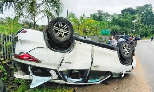 പൊൻകുന്നം-പാലാ റോഡിൽ കാർ മറിഞ്ഞ് ആറുപേർക്ക് പരിക്ക്