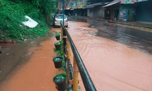 എ​ട്ടേ​നാ​ൽ ടൗ​ണി​ൽ വി​ദ്യാ​ർ​ഥി​ക​ൾ ച​ളി​വെ​ള്ള​ത്തി​ൽ നീ​ന്ത​ണം