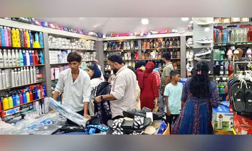 തി​ര​ക്കി​ലാ​ണ് സ്കൂ​ൾ വി​പ​ണി