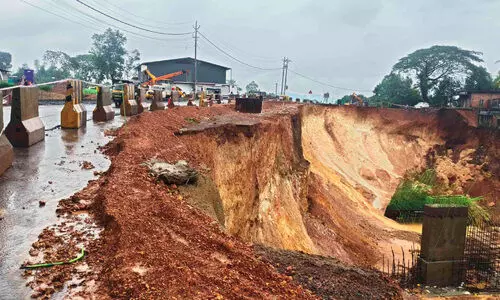മ​ണ്ണി​ടി​ച്ച​ിൽ രൂ​ക്ഷം; ത​ളി​പ്പ​റ​മ്പ്-പു​ളി​മ്പ​റ​മ്പ് റോ​ഡ് അ​ട​ച്ചു
