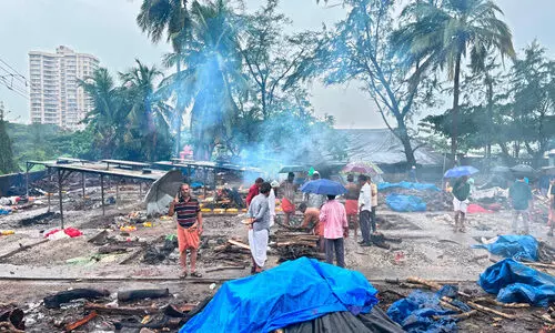 പ​യ്യാ​മ്പ​ല​ത്ത്​ ശ​വ​സം​സ്കാ​രം മ​ഴ​ന​ന​ഞ്ഞു ത​ന്നെ
