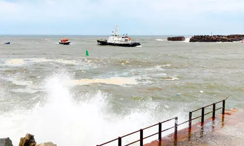 തിരയടിയിൽ നിയന്ത്രണംതെറ്റി മറൈൻ ആംബുലൻസ്