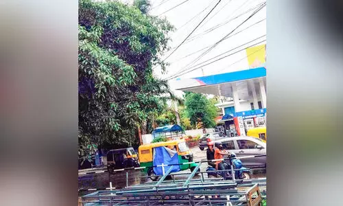 ​വൈദ്യുതി കമ്പിയിൽ തട്ടി മരച്ചില്ലകൾ; ഭീതിയോടെ യാത്രക്കാർ