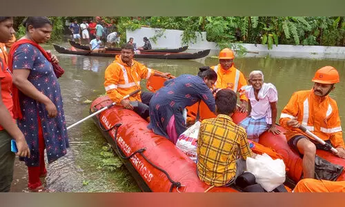 വെള്ളപ്പൊക്കത്തിൽ ഒറ്റപ്പെട്ട വീട്ടിൽ നിന്നും ആറംഗ കുടുംബത്തെ രക്ഷപ്പെടുത്തി