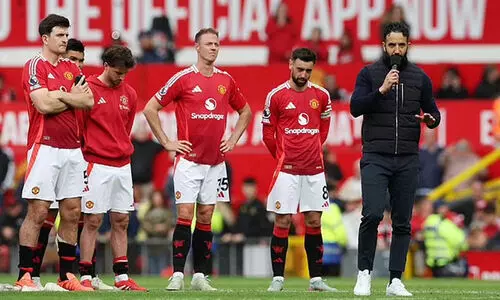 മാഞ്ചസ്റ്റർ യുനൈറ്റഡ് സൂപ്പർതാരം ഫുട്ബാളിൽനിന്ന് വിരമിച്ചു, ക്ലബിനൊപ്പം മൂന്നു പ്രീമിയർ ലീഗ് കിരീടങ്ങളും ഒരു ചാമ്പ്യൻസ് ലീഗ് കിരീടവും നേടി