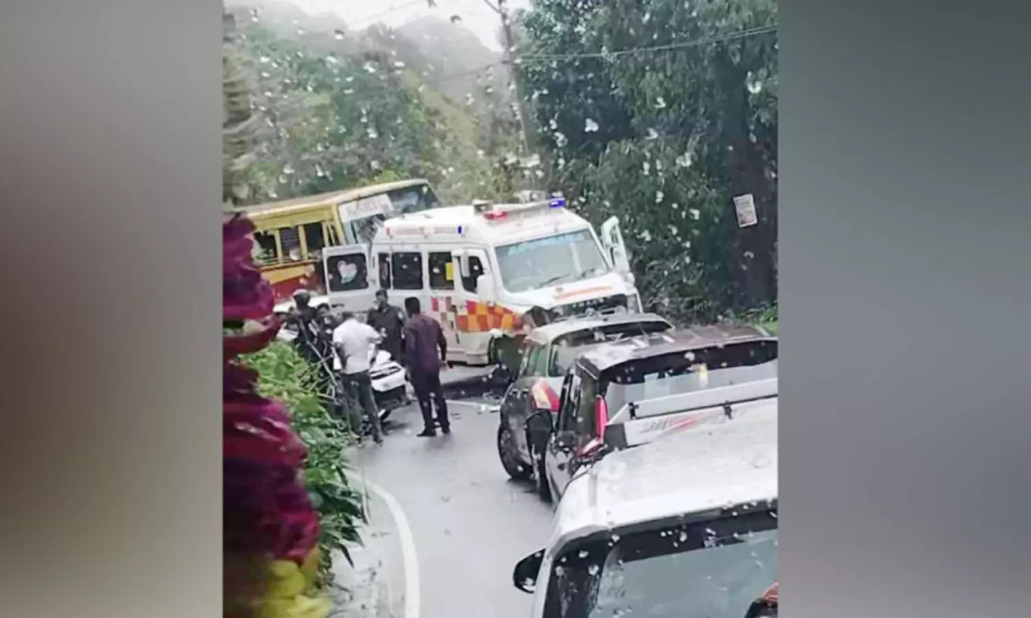 ആം​ബു​ല​ൻ​സും കാ​റും ഓ​ട്ടോ​യും കൂ​ട്ടി​യി​ടി​ച്ച് നാ​ല് പേ​ർ​ക്ക് പ​രി​ക്ക്