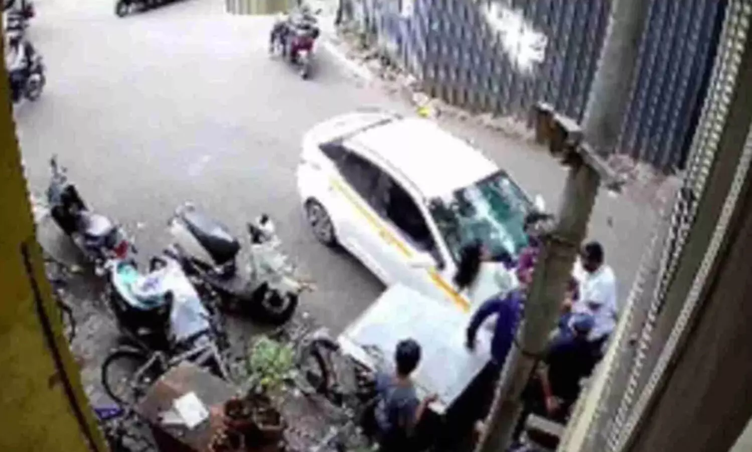 മദ്യപൻ ചായക്കടയിലേക്ക് കാർ ഇടിച്ചുകയറ്റി; വിദ്യാർഥികളടക്കം 12 പേർക്ക് ഗുരുതര പരിക്ക്