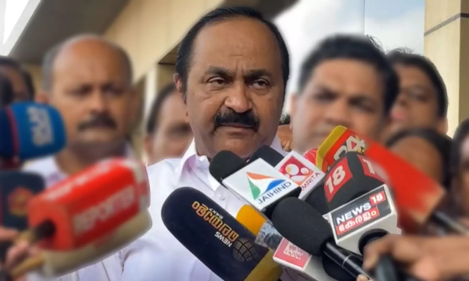 ‘ക്രിസ്മസിനും ഈസ്റ്ററിനും കേക്കുമായി വരുന്നവരാണ് ഈ ആക്രമണം നടത്തുന്നത്, അവരെ തിരിച്ചറിയുക’ -ഒഡിഷയിൽ ക്രൂരമർദനത്തിനിരയായ മലയാളി വൈദികരെ വി.ഡി. സതീശൻ സന്ദർശിച്ചു